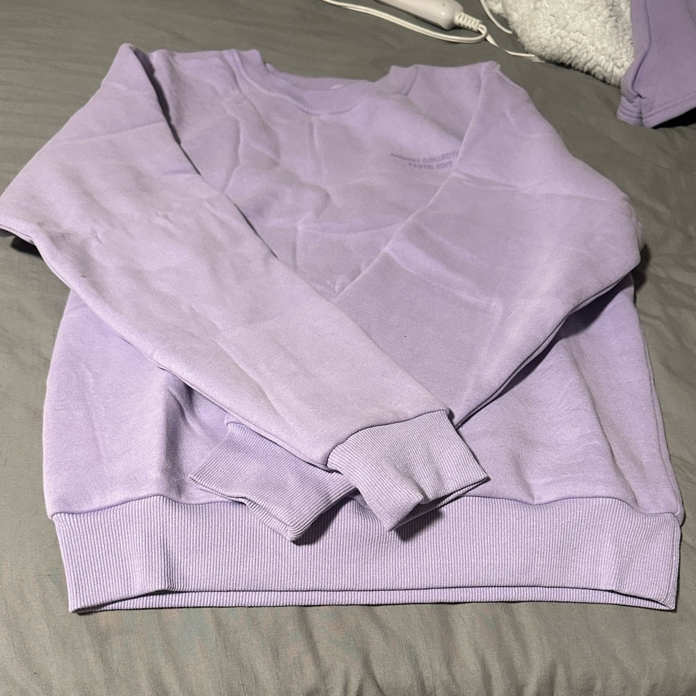 Comfrt Lavender Sweatshirt NWT - Picture 2 of 5